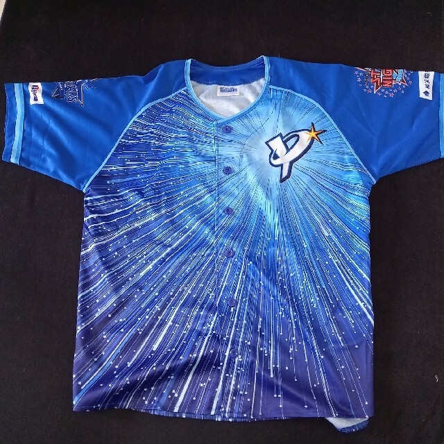 横浜DeNAベイスターズ(ヨコハマディーエヌエーベイスターズ)のベイスターズ非売品ベースボールシャツ2020 フリーサイズ スポーツ/アウトドアの野球(応援グッズ)の商品写真