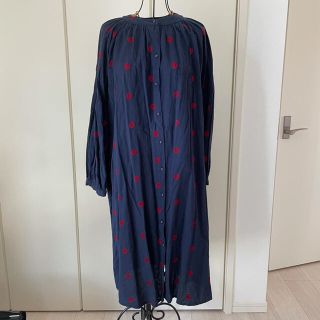 メルロー(merlot)のfillil ドット刺繍前開きワンピース　ネイビー×レッド(ひざ丈ワンピース)