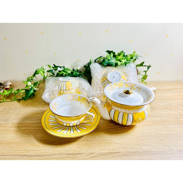 WEDGWOOD(ウェッジウッド)のイエローリボン　ティーポット&ソーサー 3脚　ウェッジウッド  インテリア/住まい/日用品のキッチン/食器(食器)の商品写真