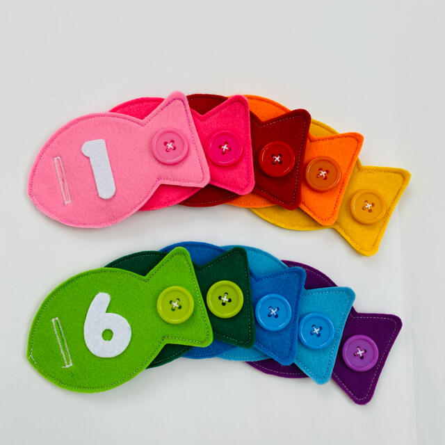 虹色おさかなのボタン練習 大きい2cmボタン キッズ/ベビー/マタニティのおもちゃ(知育玩具)の商品写真