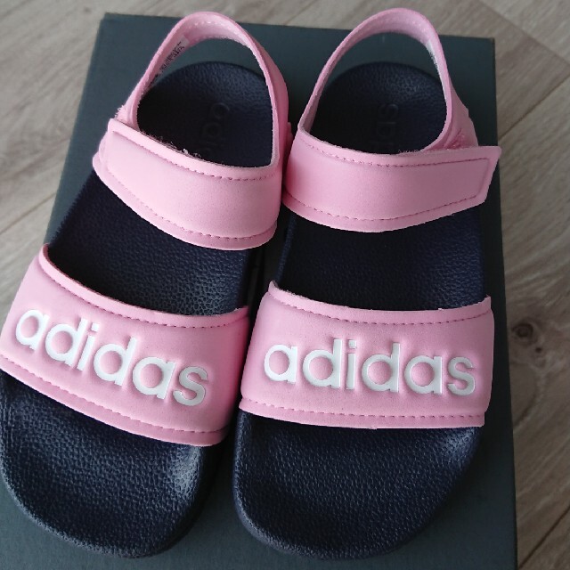adidas(アディダス)のアディダス サンダル 新品 キッズ/ベビー/マタニティのベビー靴/シューズ(~14cm)(サンダル)の商品写真