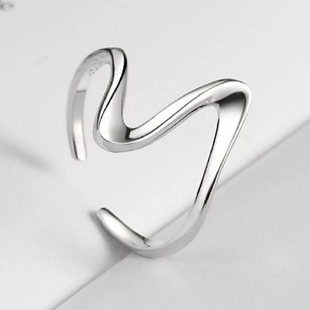 dholic(ディーホリック)のウェーブ 波打ち デザインリング 指輪 シルバーリング レディースのアクセサリー(リング(指輪))の商品写真