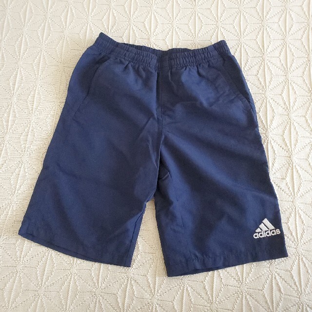 adidas(アディダス)のアディダス　ハーフパンツ　120 キッズ/ベビー/マタニティのキッズ服男の子用(90cm~)(パンツ/スパッツ)の商品写真