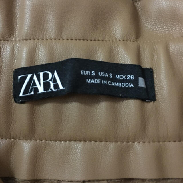 ZARA(ザラ)の【ZARA 着用1回のみ】レザーショートパンツ レディースのパンツ(ショートパンツ)の商品写真