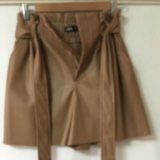 ザラ(ZARA)の【ZARA 着用1回のみ】レザーショートパンツ(ショートパンツ)