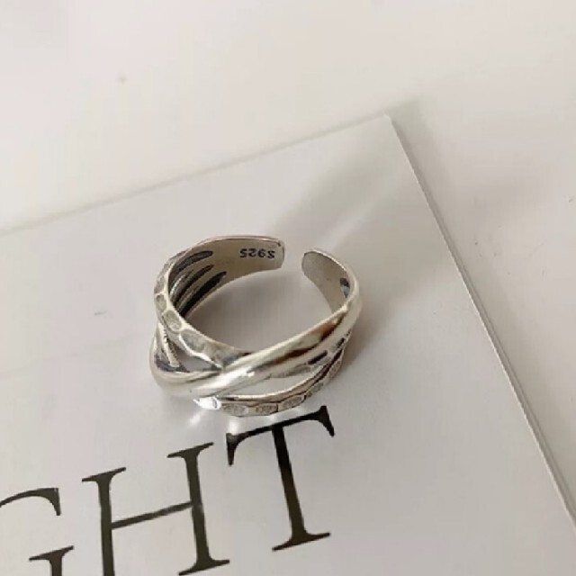e.m.(イーエム)のダブルライン 凹凸 クロス デザインリング 指輪 シルバーリング レディースのアクセサリー(リング(指輪))の商品写真