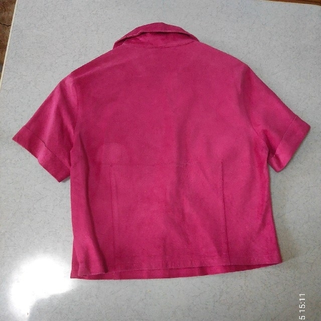 YOSHIYUKI KONISHI(ヨシユキコニシ)のヨシユキコニシ ピンクスエードシャツブラウス レディースのトップス(シャツ/ブラウス(半袖/袖なし))の商品写真