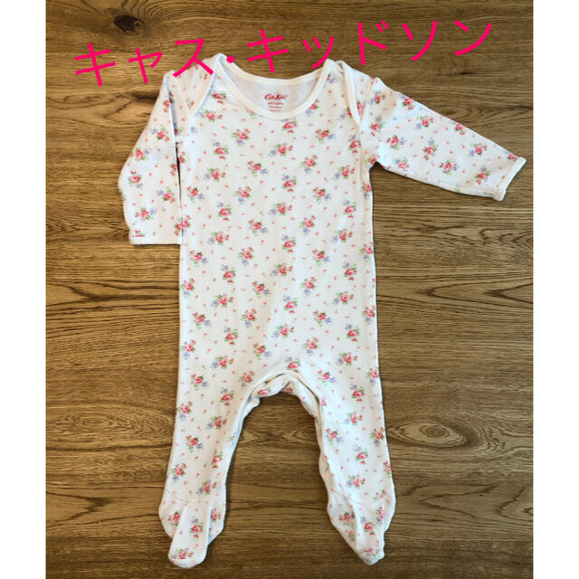 Cath Kidston(キャスキッドソン)の【キャス•キッドソン】足付きロンパース　3-6m キッズ/ベビー/マタニティのベビー服(~85cm)(ロンパース)の商品写真