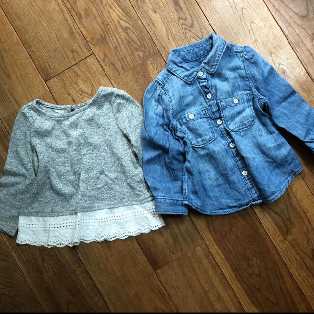 babyGAP(ベビーギャップ)のベビーギャップ ★2枚セット ★12-18 ★デニムシャツ ★レースレイヤード キッズ/ベビー/マタニティのベビー服(~85cm)(シャツ/カットソー)の商品写真