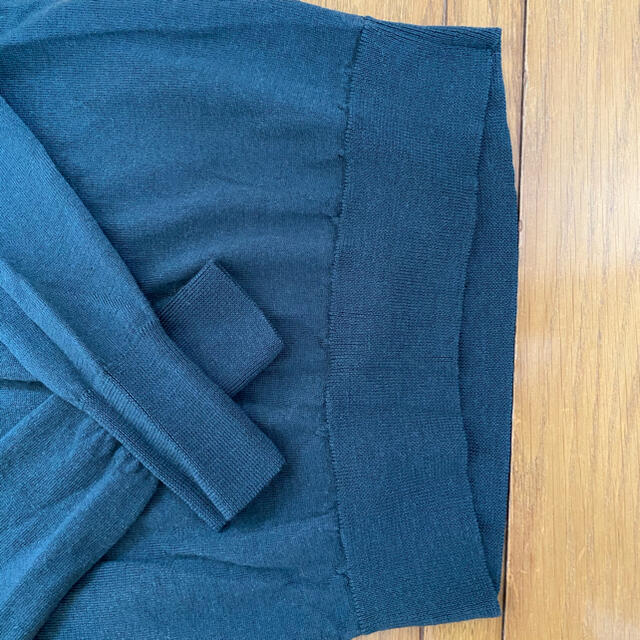 UNIQLO(ユニクロ)のユニクロ ニット セーター　深緑 Mサイズ Vネック 無地 プチプラファッション レディースのトップス(ニット/セーター)の商品写真