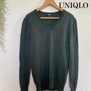 ユニクロ(UNIQLO)のユニクロ ニット セーター　深緑 Mサイズ Vネック 無地 プチプラファッション(ニット/セーター)