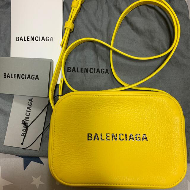 BALENCIAGA BAG(バレンシアガバッグ)の【新品】BALENCIAG エブリデイカメラバッグXS イエロー レディースのバッグ(ショルダーバッグ)の商品写真