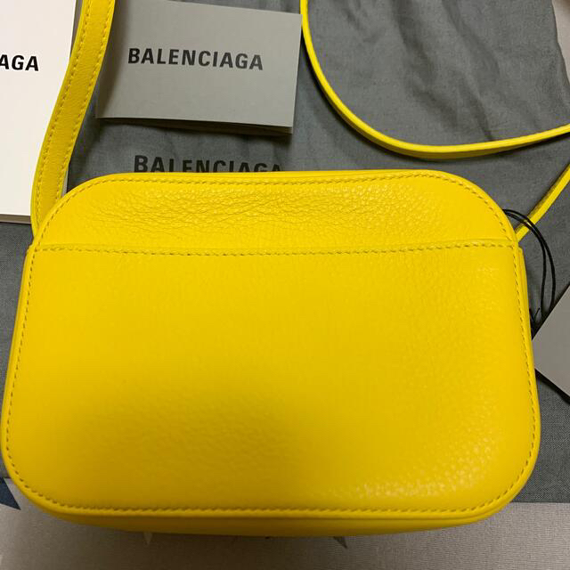 BALENCIAGA BAG(バレンシアガバッグ)の【新品】BALENCIAG エブリデイカメラバッグXS イエロー レディースのバッグ(ショルダーバッグ)の商品写真