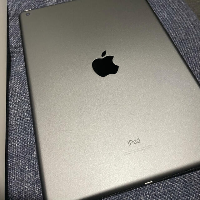 Apple(アップル)の iPad 10.2 第8世代　極美品　  スマホ/家電/カメラのPC/タブレット(タブレット)の商品写真