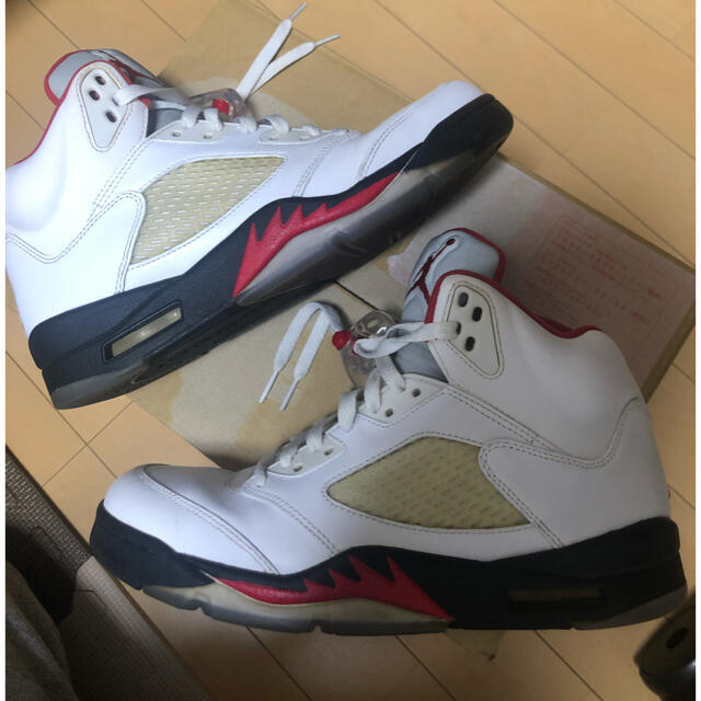 NIKE(ナイキ)のNIKE AIR JORDAN 5 RETRO ジョーダン 5 レトロ 白赤銀 メンズの靴/シューズ(スニーカー)の商品写真