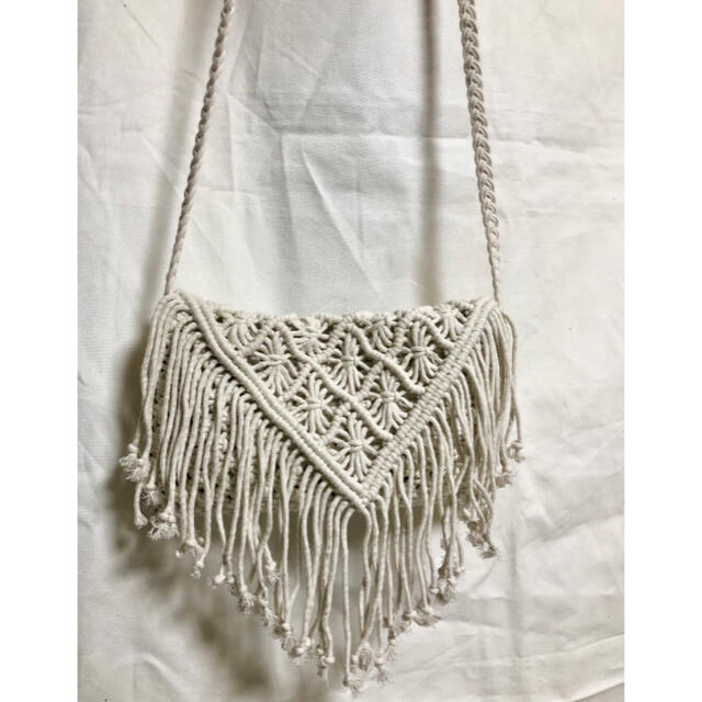 ALEXIA STAM(アリシアスタン)の未使用 マクラメフリンジ編み ショルダーバック ホワイト レディースのバッグ(ショルダーバッグ)の商品写真