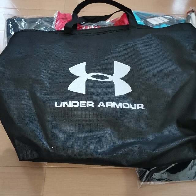 UNDER ARMOUR(アンダーアーマー)の2021 アンダーアーマー 福袋 XXL メンズ8点セット 未使用 スポーツ/アウトドアのトレーニング/エクササイズ(トレーニング用品)の商品写真