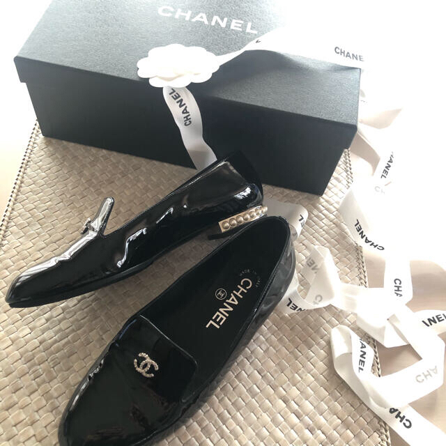 CHANEL(シャネル)の超美品 数回短時間着用 裏張り済 CHANEL シャネル ローファー  黒 36 レディースの靴/シューズ(ローファー/革靴)の商品写真