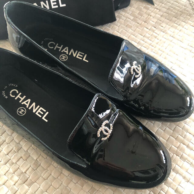 CHANEL(シャネル)の超美品 数回短時間着用 裏張り済 CHANEL シャネル ローファー  黒 36 レディースの靴/シューズ(ローファー/革靴)の商品写真