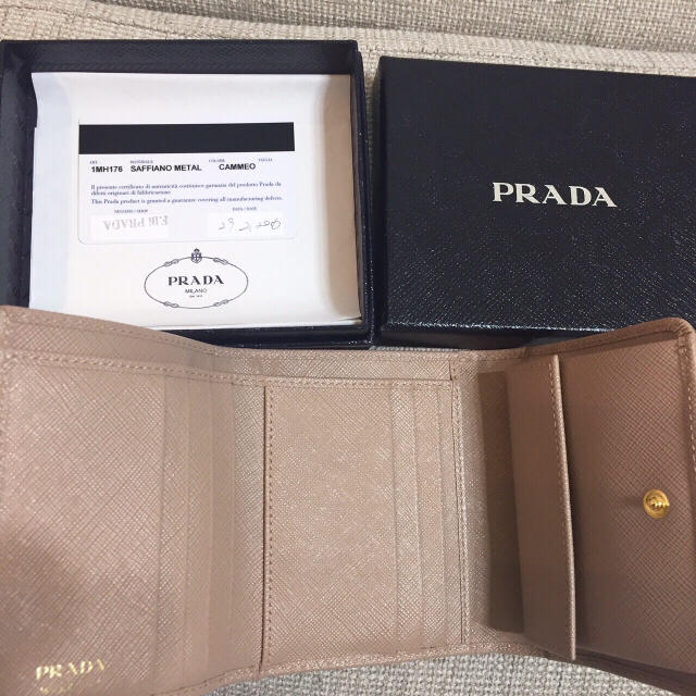 PRADA(プラダ)のPRADA 三つ折り財布 カメオ(新品未使用) レディースのファッション小物(財布)の商品写真