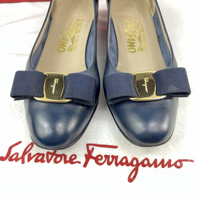 Salvatore Ferragamo(サルヴァトーレフェラガモ)の専用【良品】フェラガモ ヴァラ リボン レザー ローヒール パンプス 5ハーフC レディースの靴/シューズ(ハイヒール/パンプス)の商品写真