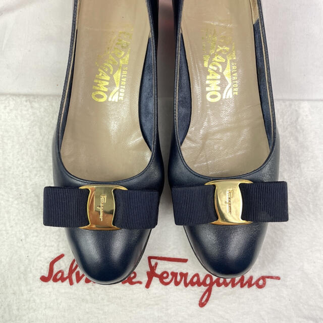 Salvatore Ferragamo(サルヴァトーレフェラガモ)の専用【良品】フェラガモ ヴァラ リボン レザー ローヒール パンプス 5ハーフC レディースの靴/シューズ(ハイヒール/パンプス)の商品写真