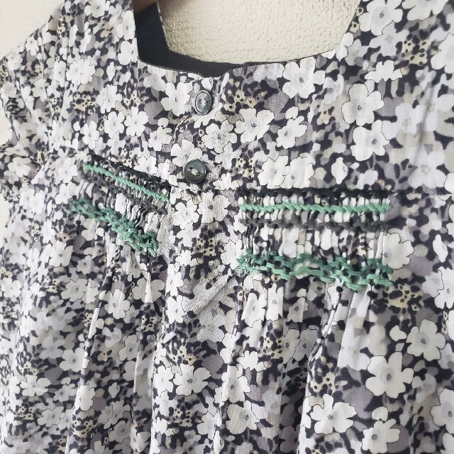 Bonpoint(ボンポワン)のBonpoint(ボンポワン)　お花柄　スモッキング　刺繍　ワンピース　18m キッズ/ベビー/マタニティのベビー服(~85cm)(ワンピース)の商品写真