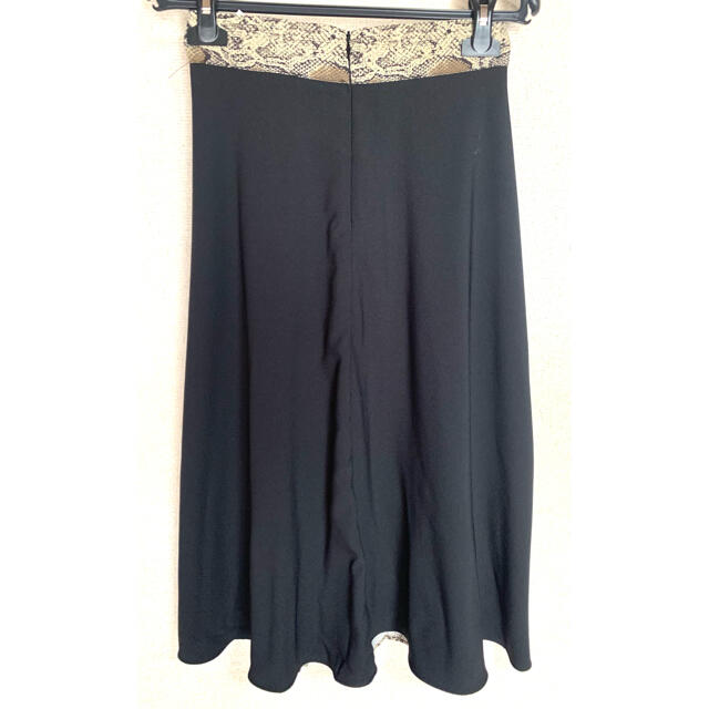 ZARA(ザラ)のZARA パイソンスカート　未使用 レディースのスカート(ひざ丈スカート)の商品写真