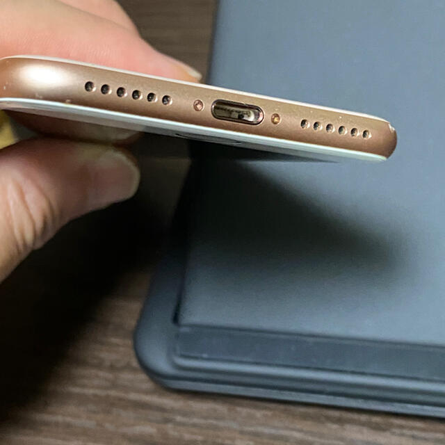 値下げ iPhone8 64GB ゴールド SIMロック解除済み 背面割れ有り