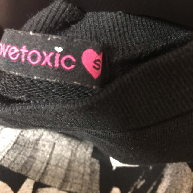lovetoxic(ラブトキシック)のLOVE TOXIC スウェット トレーナー　S 140 キッズ/ベビー/マタニティのキッズ服女の子用(90cm~)(Tシャツ/カットソー)の商品写真