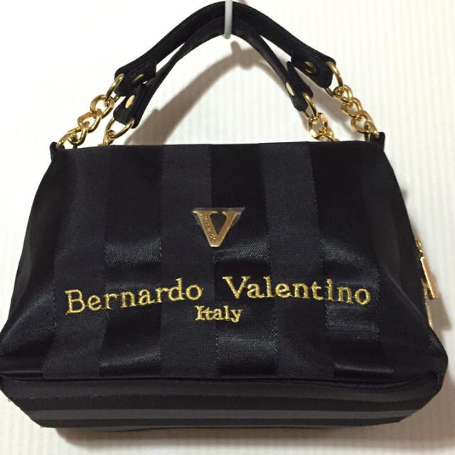 Valentino 新品 ミニバッグorポーチ レディースのファッション小物(ポーチ)の商品写真