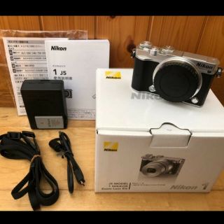 ニコン(Nikon)のNIKON1 J5 10-30VR本体(シルバー)＋ダブルレンズ(ホワイト)(ミラーレス一眼)