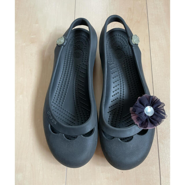 crocs(クロックス)の☆安値美品！［クロックス］サンダル 黒　サイズ6  お花クリップつき☆ キッズ/ベビー/マタニティのキッズ靴/シューズ(15cm~)(サンダル)の商品写真