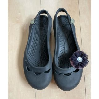 クロックス(crocs)の☆安値美品！［クロックス］サンダル 黒　サイズ6  お花クリップつき☆(サンダル)