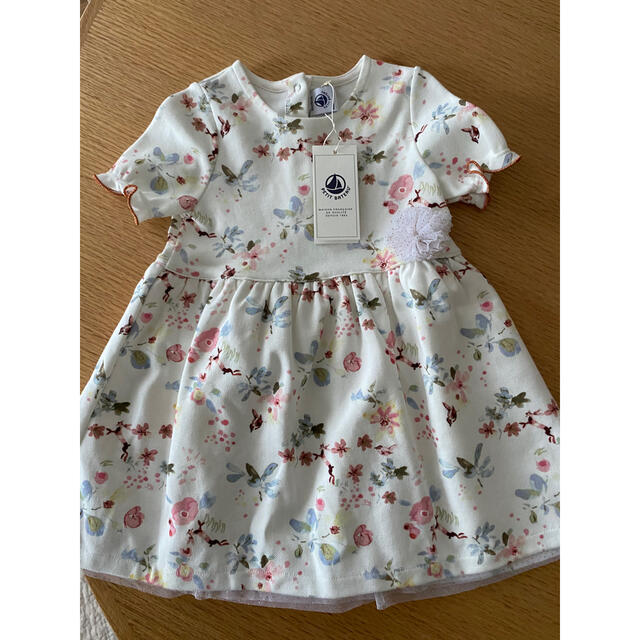 PETIT BATEAU(プチバトー)の新品未使用＊プチバトー　花柄ワンピース キッズ/ベビー/マタニティのキッズ服女の子用(90cm~)(ワンピース)の商品写真