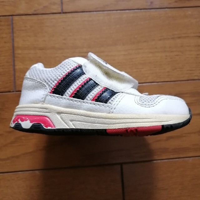 adidas(アディダス)のアディダススニーカー キッズ/ベビー/マタニティのキッズ靴/シューズ(15cm~)(スニーカー)の商品写真