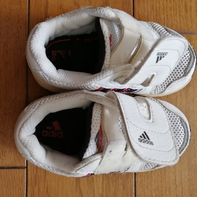 adidas(アディダス)のアディダススニーカー キッズ/ベビー/マタニティのキッズ靴/シューズ(15cm~)(スニーカー)の商品写真