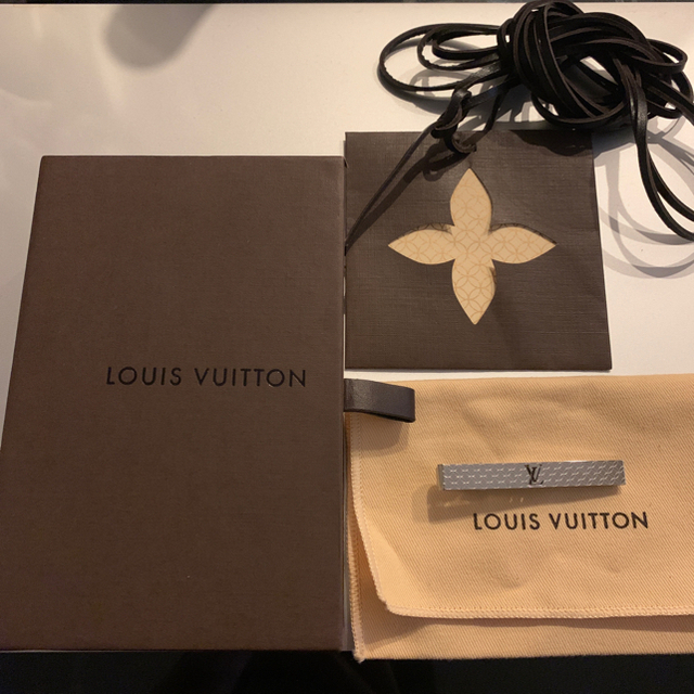 LOUIS VUITTON(ルイヴィトン)の【美品】ルイヴィトン　パンス・クラヴァット・シャンゼリゼ メンズのファッション小物(ネクタイピン)の商品写真