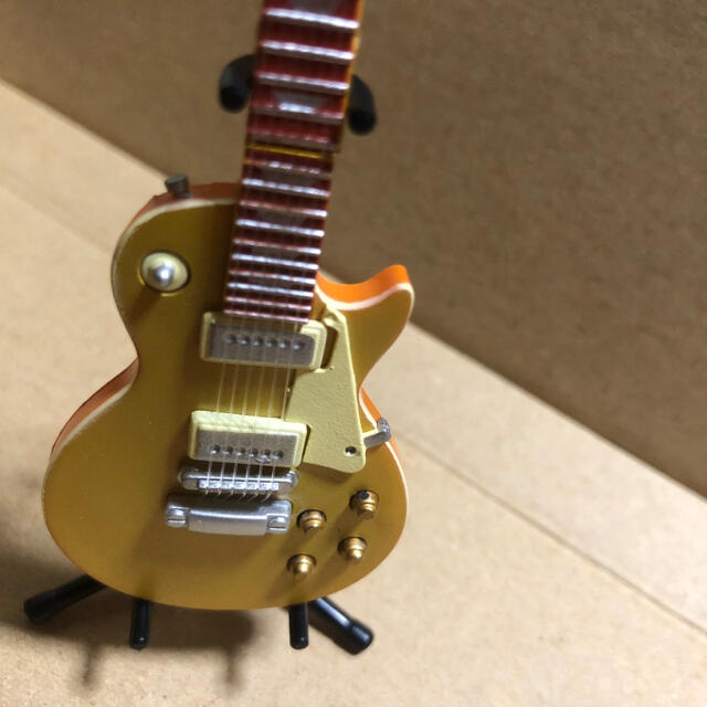 Gibson(ギブソン)の新品 ミニチュアギター ギブソン レスポール ゴールド スタンド付き 訳あり扱い 楽器のギター(エレキギター)の商品写真