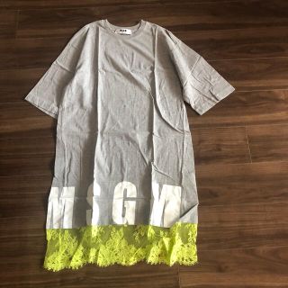 エムエスジイエム(MSGM)のmsgm レース ワンピース ロゴ プリント Tシャツ(ひざ丈ワンピース)