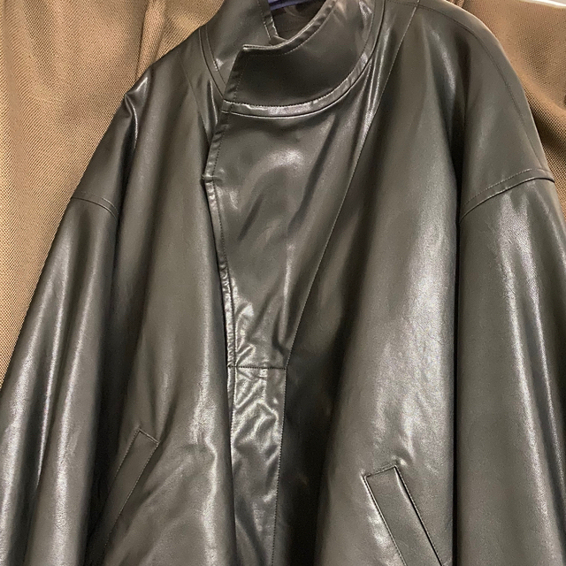 sacai(サカイ)のSTEIN OVER SLEEVE FAKE LEATHER JACKET メンズのジャケット/アウター(レザージャケット)の商品写真