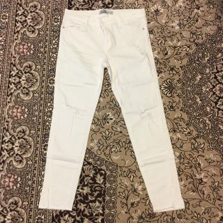 ザラ(ZARA)のZARA BASIC ダメージデニムパンツ 白 36(デニム/ジーンズ)