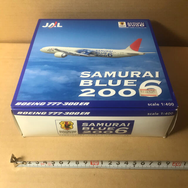 JAL(日本航空)(ジャル(ニホンコウクウ))のヘルパ　1/400 JALボーイング777-300ER サムライブルー　2006 エンタメ/ホビーのおもちゃ/ぬいぐるみ(模型/プラモデル)の商品写真