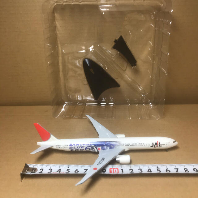 JAL(日本航空)(ジャル(ニホンコウクウ))のヘルパ　1/400 JALボーイング777-300ER サムライブルー　2006 エンタメ/ホビーのおもちゃ/ぬいぐるみ(模型/プラモデル)の商品写真