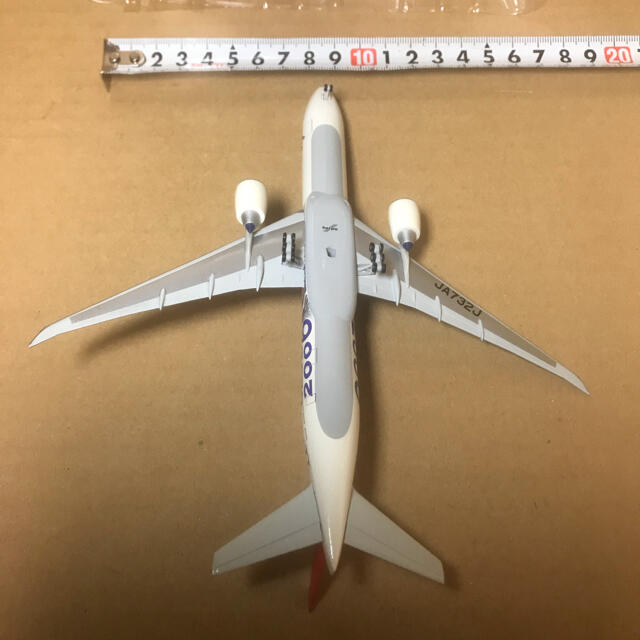 JAL(日本航空)(ジャル(ニホンコウクウ))のヘルパ　1/400 JALボーイング777-300ER サムライブルー　2006 エンタメ/ホビーのおもちゃ/ぬいぐるみ(模型/プラモデル)の商品写真