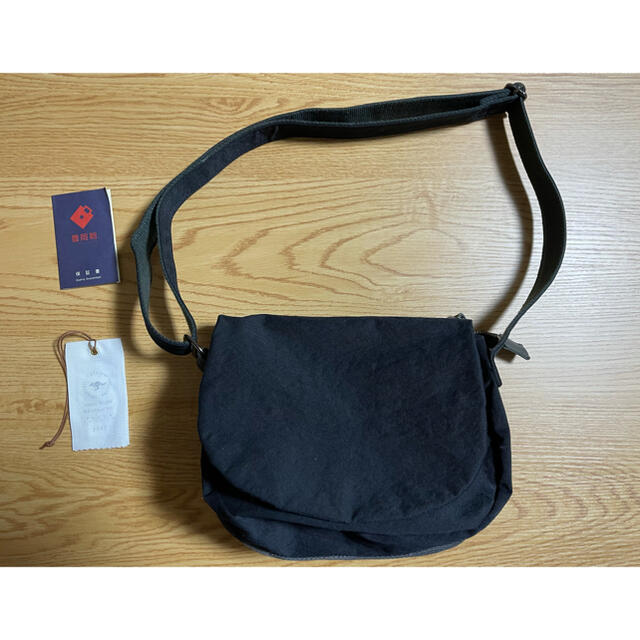 A.P.C(アーペーセー)のtutumu flap mini ブラック　ショルダーバッグ　豊岡鞄　ツツム レディースのバッグ(ショルダーバッグ)の商品写真