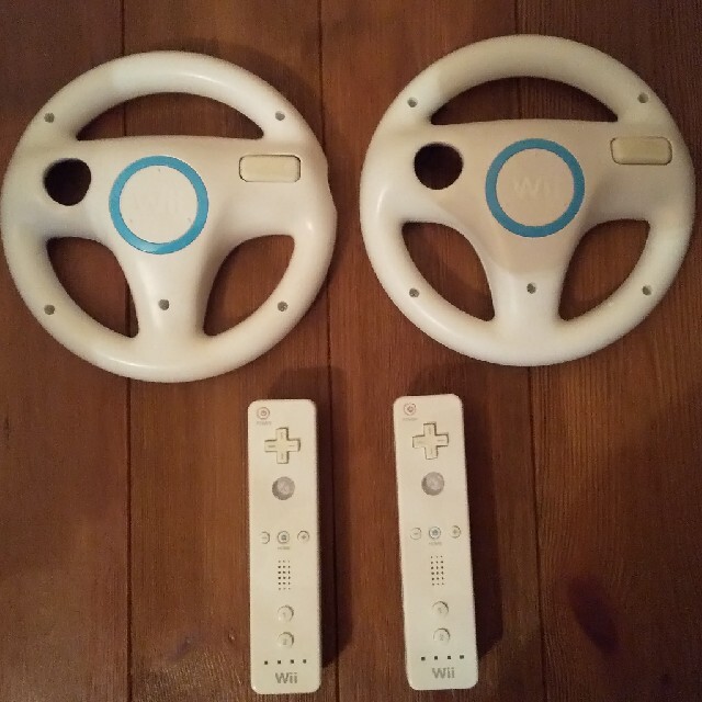 Wii(ウィー)のwii マリオカート対応セット(リモコン2つ、ハンドル2つ) エンタメ/ホビーのゲームソフト/ゲーム機本体(その他)の商品写真