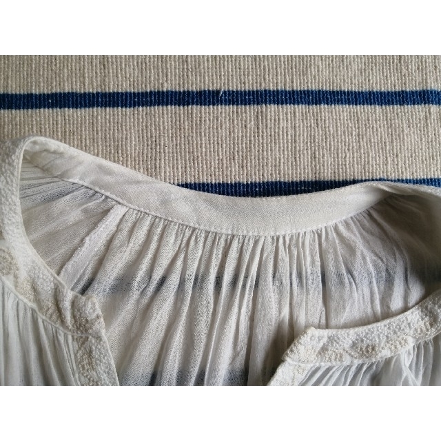 KBF(ケービーエフ)の刺繍ワンピース　サイドスリット　ボリューム袖　KBF ホワイト レディースのワンピース(ロングワンピース/マキシワンピース)の商品写真
