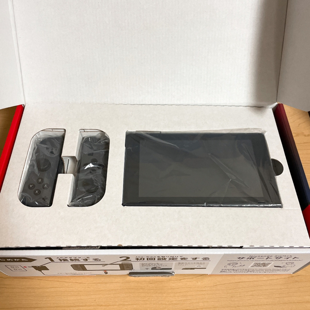 Nintendo Switch(ニンテンドースイッチ)の【美品】Nintendo Switch 新型 ニンテンドースイッチ グレー エンタメ/ホビーのゲームソフト/ゲーム機本体(家庭用ゲーム機本体)の商品写真