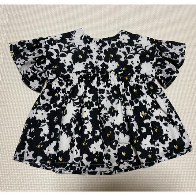 futafuta(フタフタ)の美品　フタフタブラッククローゼット　花柄トップス　80 キッズ/ベビー/マタニティのベビー服(~85cm)(シャツ/カットソー)の商品写真